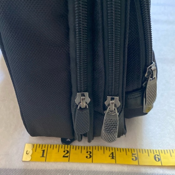 Targus Corporate Traveler Laptop Bag in Black - Picture 16 of 16